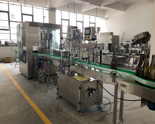 用油灌裝壓蓋生產(chǎn)線