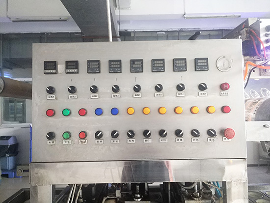 灌裝封杯機(jī)